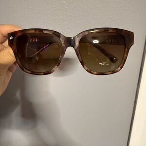 Elegant Tortoise Shell Sunglasses